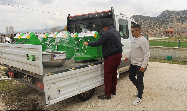 Antalya Büyükşehir kovan ve makine teçhizat dayanağını sürdürüyor