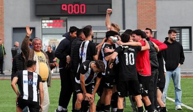 Burhaniye Belediyespor U-18 Futbol Grubu, Balıkesir Vilayet Şampiyonası’nda gösterdiği başarılı sonuçlarla üst üste 2. sefer Türkiye Şampiyonası’na katılma hakkı kazandı