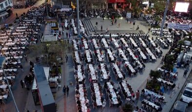 Burhaniyeliler, Kadir Gecesi’nde her yıl olduğu üzere bu yıl da Cumhuriyet Meydanı’nda iftarda buluştu