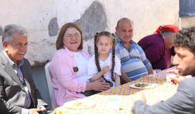 Didim Belediye Başkanı Hatice Gençay, Ramazan Bayramı münasebetiyle Akköy, Akyeniköy ve Altınkum’da vatandaşlarla bir ortaya gelerek bayramlarını kutladı