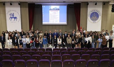 Dokuz Eylül Üniversitesi (DEÜ) konut sahipliğinde göç olgusuna ve mültecilik kavramına bilimsel bir perspektifte dikkat çekmek için düzenlenen ‘Uluslararası Göç Sempozyumu’ tamamlandı