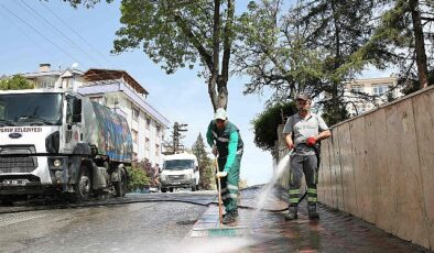 Keçiören Belediyesi tarafından ilçedeki 51 mahallede gerçekleştirilen bahar paklığı sürat kesmeden devam ediyor