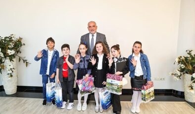 Lider İbrahim Sandıkçı’dan Miniklere İkram