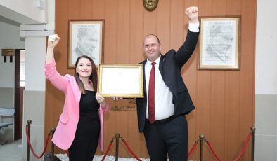 Lokal seçimlerde Menderes Belediye Başkanı seçilen İlkay Çiçek mazbatasını alarak misyonuna başladı