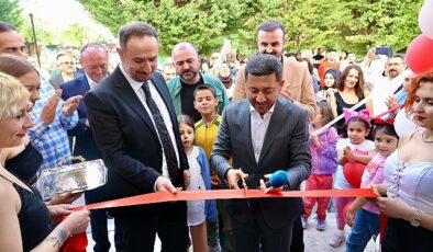 Nevşehir Belediye Başkanı Rasim Arı, 2000 Meskenler Mahallesi’nde hizmet vermeye başlayan bir kafeteryanın açılışına katıldı.