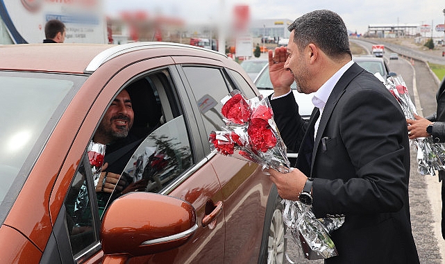 Nevşehir Belediye Başkanı Rasim Arı, Ramazan Bayramı tatilini Kapadokya’da karşılayacak yerli turistleri ve bayram için memleketlerine dönen hemşehrilerini kent girişinde karanfille karşıladı