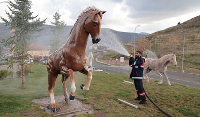 Nevşehir Belediyesi takımları, Ramazan Bayramı öncesinde Nevşehir Kalesi, Kayaşehir ve Meryem Ana Kilisesi etrafında ağır bir paklık çalışması gerçekleştiriyor