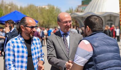 Selçuklu Belediye Başkanı Ahmet Pekyatırmacı, Cuma Buluşmaları çerçevesinde Pir Şamil Mahallesi’nde vatandaşlarla bir ortaya geldi