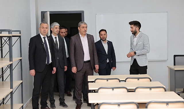 Sivas Belediye Lideri Dr. Adem Uzun, saha seyahatleri kapsamında Pir Şamil Spor Kompleksi ve Fatih Kültür Merkezi’ni ziyaret etti