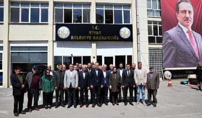 Sivas Belediyesi’nin girişinde bulunan tabela değiştirilerek T.C. ibaresi eklendi