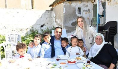 Yıldız’dan manalı bayram buluşmaları Çiğli Belediye Başkanı Onur Emrah Yıldız; “Bir çocuğun, bir annenin gülüşüdür bayram”