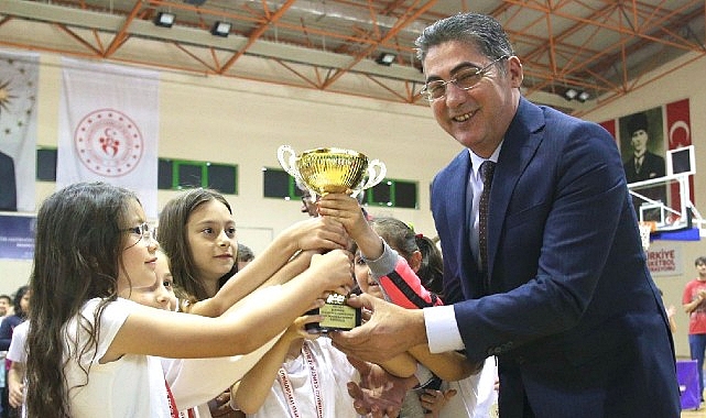 10. Klâsik Çocuk Oyunları, Burhaniye Atatürk Kapalı Spor Salonu’nda düzenlenen ödül merasimi ile tamamlandı