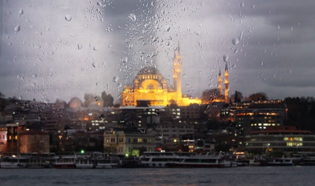 AKOM bilgilerine nazaran, İstanbul genelinde hafta sonu yer yer kuvvetli sağanak yağmur geçişlerinin yaşanması bekleniyor