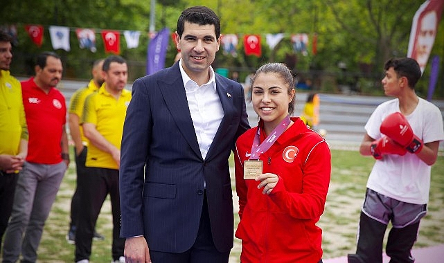 Avcılar Belediye Spor Kulübü’nün genç yıldızı Delal Kadir Yunanistan’da düzenlenen U15 Avrupa Güreş Şampiyonası’ndan altın madalyayla döndü