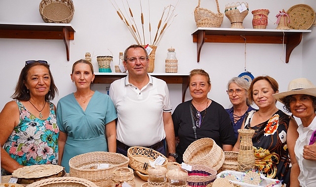 Ayvalık Belediyesi Mahalleevleri’ndeki bayanlar tarafından üretilen birbirinden hoş el emeği göz ışığı armağanlar “El Emeği Pazarı”nda satışa sunuldu