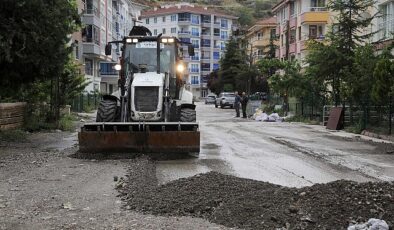 Çankaya Belediyesi, Ankara’da tesirli olan ve olağanın üzerinde yağan yağmurun akabinde ulaşımı engelleyen taş toprak yığınlarını temizledi