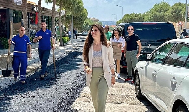 Çeşme Belediyesi Fen İşleri Müdürlüğü, ilçenin dört bir yanında yol bakım, tamir ve yenileme çalışmalarına sürat kesmeden devam ediyor