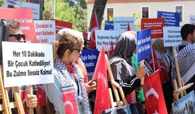 Dokuz Eylül Üniversitesi (DEÜ) öğrencileri, Gazze’de İsrail’in sivillere yönelik sürdürdüğü ölümcül akınlara karşı bir defa daha harekete geçti