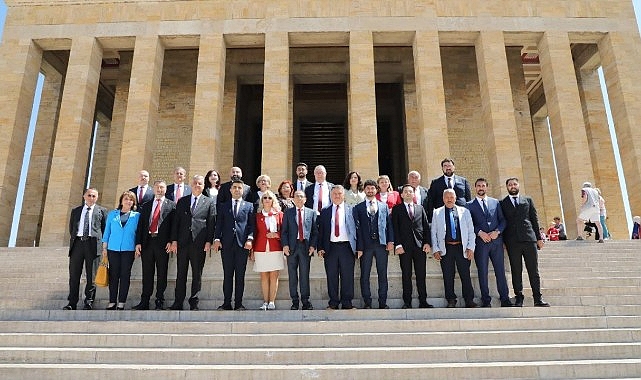 Edremit Belediye Başkanı Mehmet Ertaş, ekibiyle birlikte Anıtkabir’i ziyaret etti