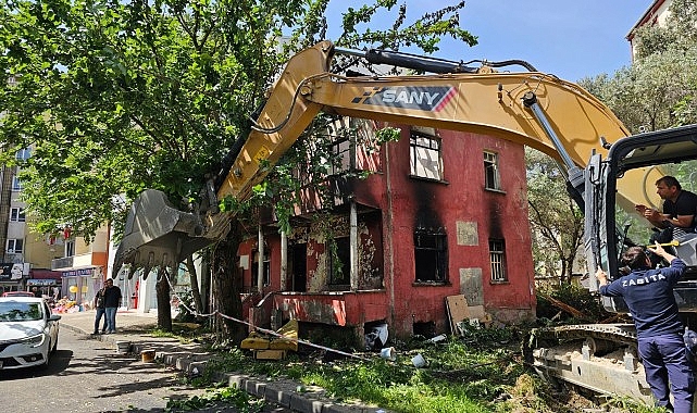 Gölcük Belediyesi, dün akşam çıkan yangın sonucunda büyük hasar gören iki katkı binanın yıkarak enkaz kaldırma süreçlerini tamamladı