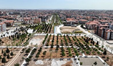 Kenti imar ederken yeşil dokuyu da ihmal etmeyen Selçuklu Belediyesi Selahaddin Eyyubi Mahallesi’nde üretimine devam ettiği Yelda Parkı’nda çalışmaları son süratle devam ettiriyor