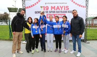 Küçükçekmece Belediyesi ve İlçe Milli Eğitim Müdürlüğü işbirliği ile okullar ortası 19 Mayıs Gençlik ve Spor Bayramı kros müsabakası düzenlendi