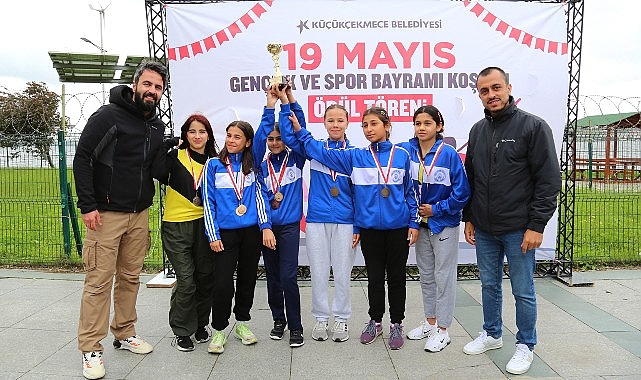 Küçükçekmece Belediyesi ve İlçe Milli Eğitim Müdürlüğü işbirliği ile okullar ortası 19 Mayıs Gençlik ve Spor Bayramı kros müsabakası düzenlendi