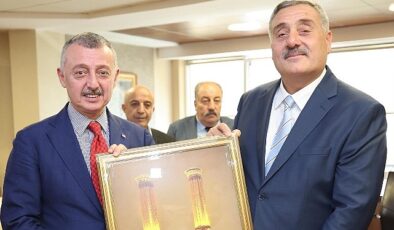 Lider Büyükakın, Erzurumlular Vakfı Başkanı Ahmet Önal ve Kars-Ardahan-Iğdır Vakfı Lideri İsa Bozkurt ile idarelerini makamında konuk etti