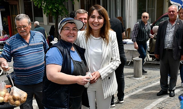 Malkara Belediye Başkanı Nergiz Karaağaçlı Öztürk, Anneler Günü aktiflikleri çerçevesinde Şehitlik Caddesi’nde düzenlenen Bayan Emeği Pazarı’nı ziyaret etti