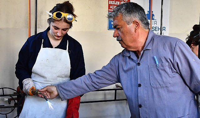 Meslek Fabrikası, bayan oksijen kaynakçıları yetiştiriyor Bayan kaynakçılar iş başında