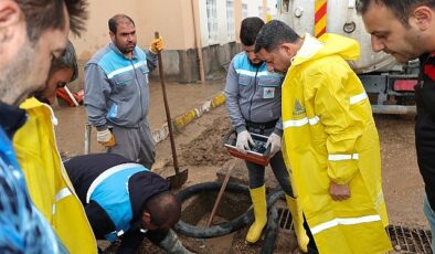 Nevşehir Belediyesi takımları, çok yağıştan etkilenen mahallelerde paklık ve tamir çalışmalarını sürdürüyor