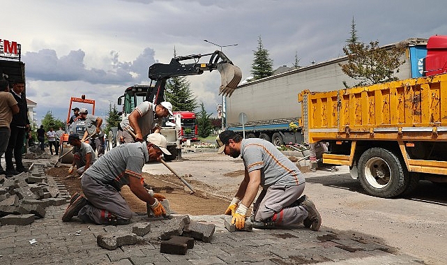 Nevşehir’de son günlerde tesirli olan sağanak yağışlar sonrasında hasar gören yol, yaya kaldırımı ve parklarda tamir ve yenileme çalışmaları sürüyor