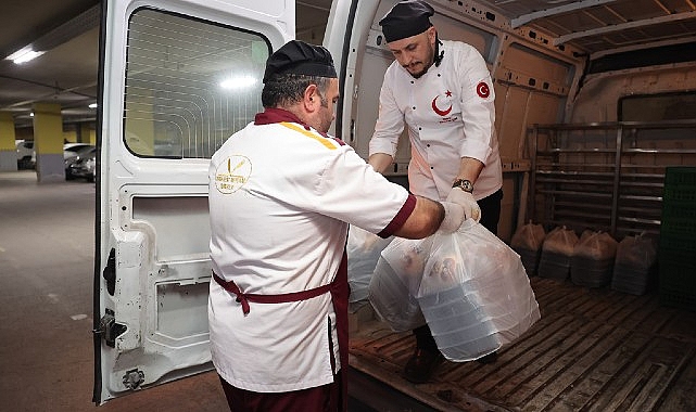 Sivas Belediye Lideri Dr. Adem Uzun’un seçim devrinde lisana getirdiği vaatlerden biri olan taziye konutlarına yemek ikramı başladı