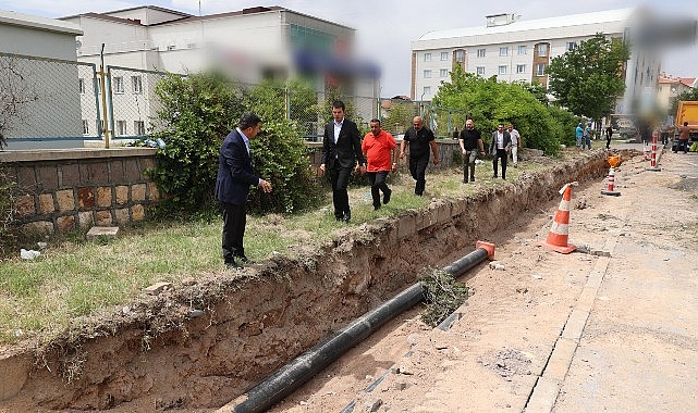 2000 Konutlar Mahallesi’nde altyapıdan kaynaklı su kesintilerini en aza indirmek için Nevşehir Belediyesi grupları, isale çizgisini yeniliyor