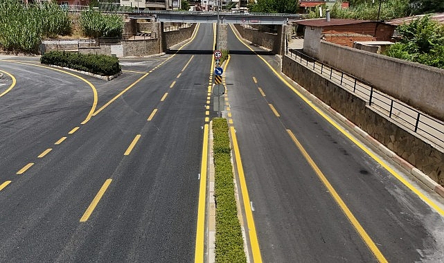 Aydın Büyükşehir Belediyesi, birçok farklı noktada yol üretim çalışmalarına süratle devam ediyor