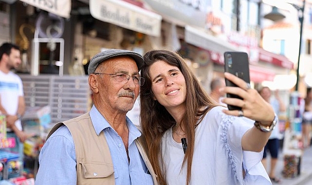 Çeşme Çarşı’da esnaf ve vatandaş ziyaretinde bulunan Belediye Başkanı Lal Denizli, “Çeşme’mizi daha hoş, daha yaşanabilir ve daha huzurlu bir yer haline getirmek için daima birlikte çalışacağız” dedi