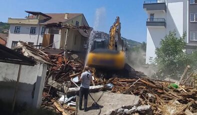 Gölcük Belediyesi, ilçede güçlendirmesi yapılmayan orta hasarlı binalar ile toplumsal riskler oluşturan metruk binaların yıkımına devam ediyor