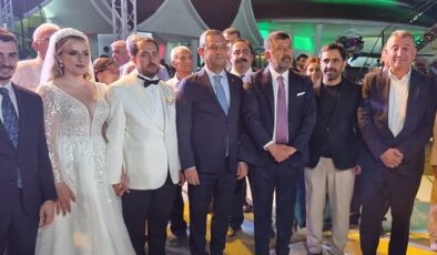 Güzelbahçe Belediye Başkanı Mustafa Günay, CHP Genel Lideri Özgür Özel’inde katıldığı Melisa Yavaşoğlu ve Gaffar Çiçek’in düğün töreninde nikah şahitliği yaptı