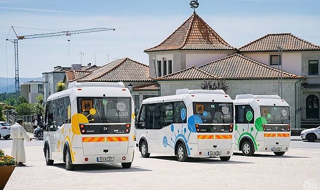 İstanbul Büyükşehir Belediyesi, öbür 38 ilçede olduğu üzere Adalar ilçesinde de toplu ulaşım hizmeti veriyor