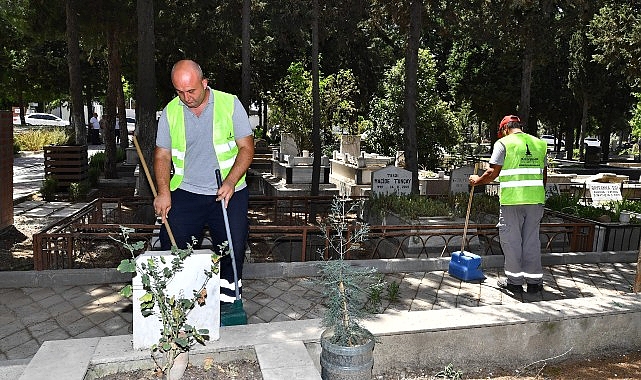 İzmir’de bayram öncesi mezarlıklar için özel bakım