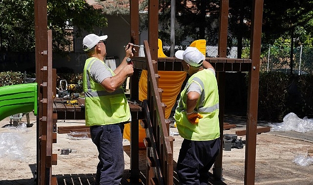 Kadıköy Belediyesi, Sahrayıcedit Mahallesi’nde kimliği belgisiz bireyler tarafından yakılan Erguvan Parkı’nı yine yaptı