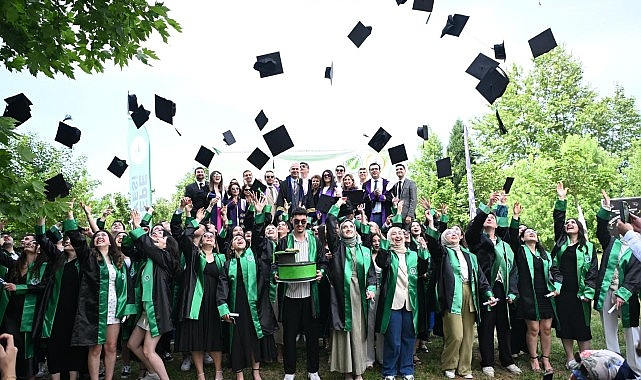 Kartepe Belediye Başkanı Av.M.Mustafa Kocaman, Kocaeli Üniversitesi Turizm Fakültesi’nin 2023-2024 Akademik Yılı mezuniyet merasimine katıldı. Mezuniyet heyecanının yaşandığı merasimde, 109 öğrenci mezun oldu