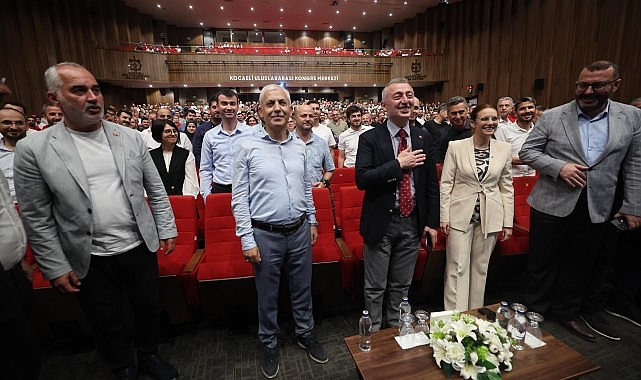 Kocaeli Büyükşehir Belediye Başkanı Tahir Büyükakın, Büyükşehir çalışanıyla bayramlaştı