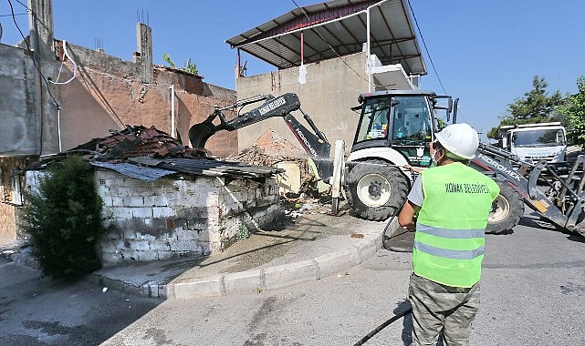 Konak’ta tehlike saçan metruk binalar yıkılıyor