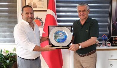 Lider Topaloğlu’ndan Barış’a plaket