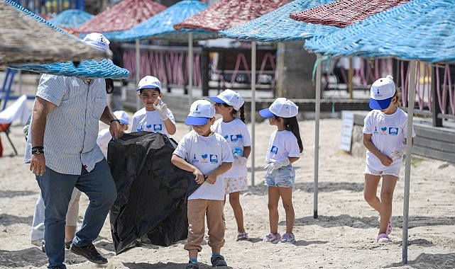 Mavi bayraklı plajda dalgıç takviyeli paklık