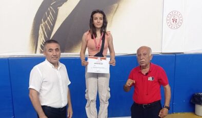 Nevşehir Belediyesi atletleri, Mersin’de katıldıkları Kick Boks Türkiye Şampiyonası Küme Seçmeleri karşılaşmalarında kıymetli dereceler elde etti