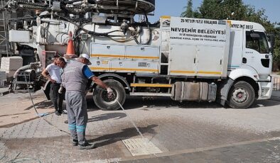 Nevşehir Belediyesi grupları, bayram öncesi paklık çalışmalarını tüm mahallelerde ağır bir biçimde sürdürüyor