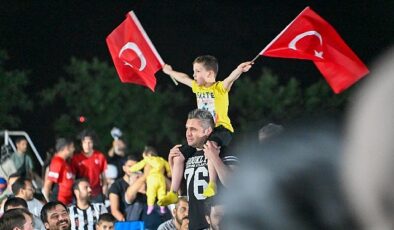 Selçuklu Belediyesi Ulusal Kadromuz 2-1 galip gelerek çeşit atladığı maçın akabinde alanı dolduran binlerce taraftar büyük sevinç yaşadı