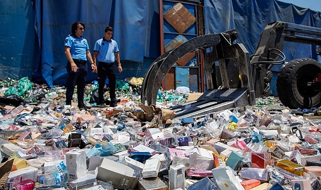 Antalya Büyükşehir Zabıtası 5 bin 807 geçersiz parfüme el koydu